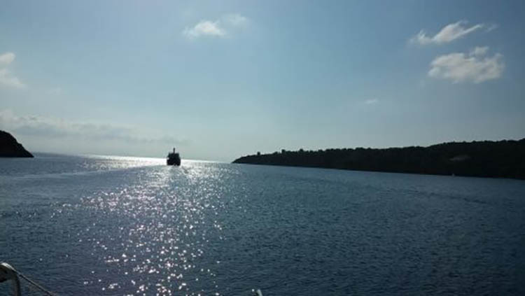 יאכטה מתרחקת